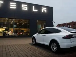 Tesla permite a sus clientes pagar sus autos con Bitcoin, anunciando que los BTC que se reciban como pagos se mantendrán en HODL.