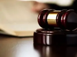 Tribunal del Reino Unido falla a favor de Wright cuando Cobra decidió no comparecer para proteger su anonimato.