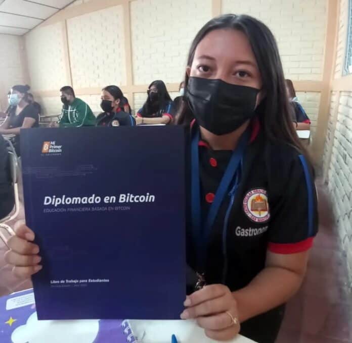 Estudiantes de bachillerato en El Salvador reciben diplomado en Bitcoin
