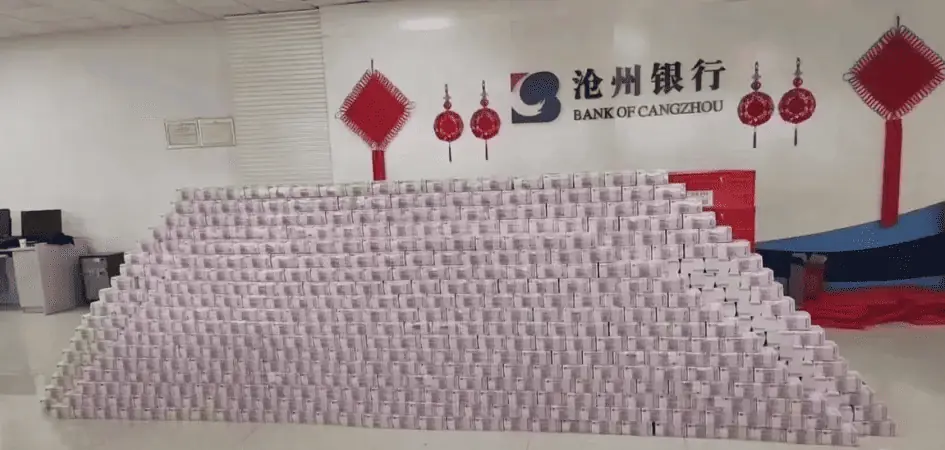 Banco Cangzhou muestra una enorme pila de dinero para calmar a sus clientes