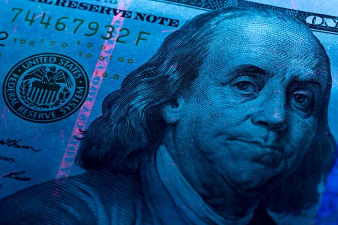 La visión de Peter Schiff de una 'caída histórica' del dólar estadounidense: profundizando en las posibles implicaciones
