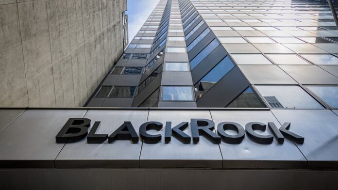 BlackRock sigue reduciendo comisiones para atraer a los inversores a su ETF de Bitcoin