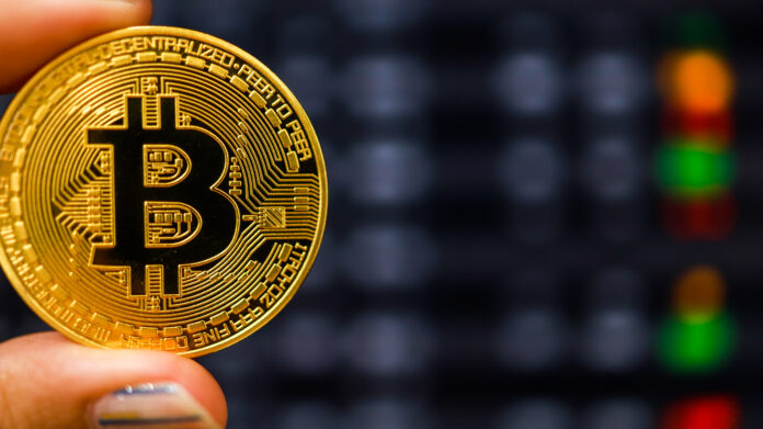 Bitcoin supera los $56.000 dólares