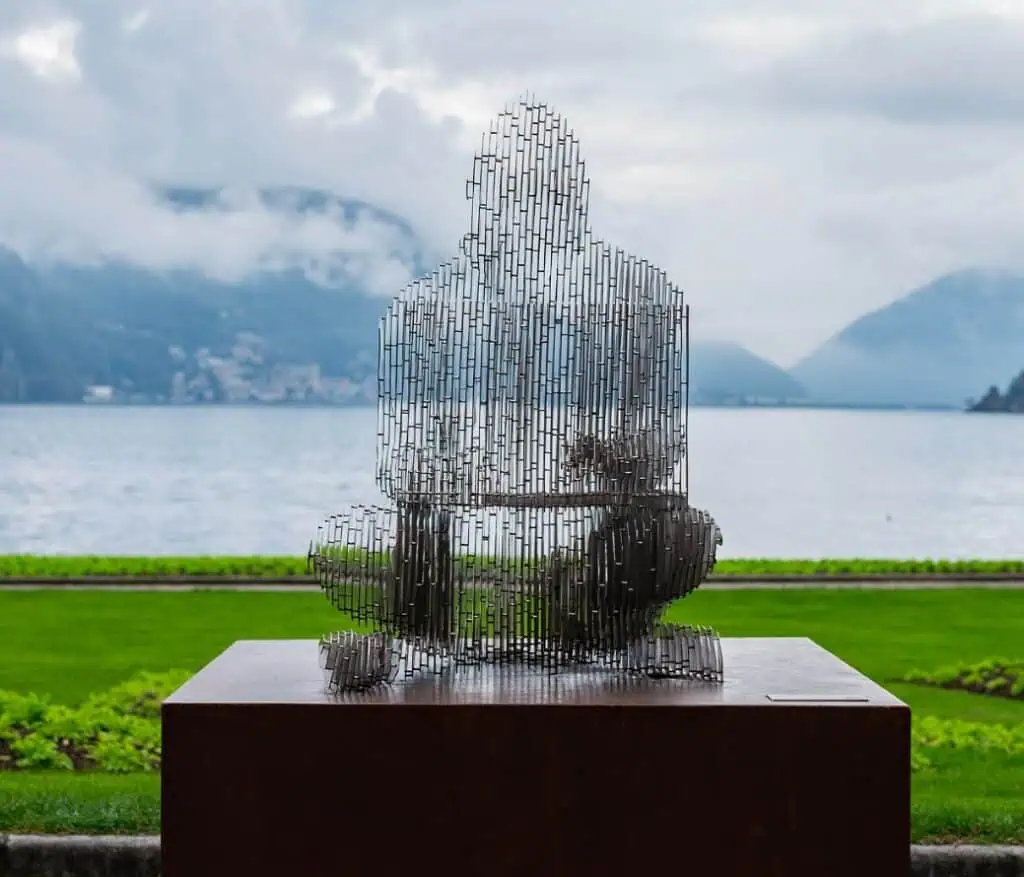 Satoshi Nakamoto cobra vida en Lugano con una estatua que simboliza la revolución Bitcoin