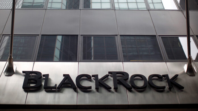 La SEC analiza la propuesta de BlackRock: Incluir reembolsos en especie de Bitcoin