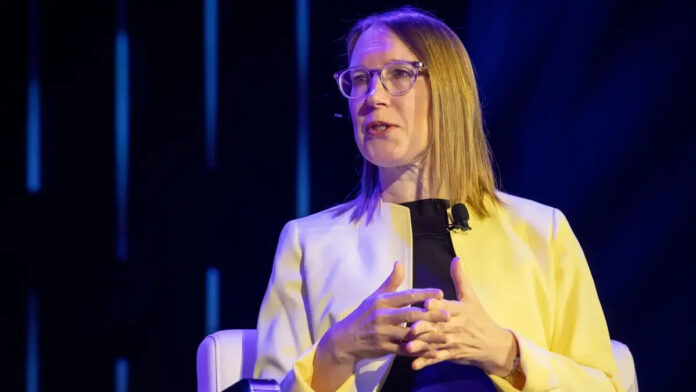 Hester Peirce: La SEC abandona el enfoque de aplicación estricta hacia las criptomonedas