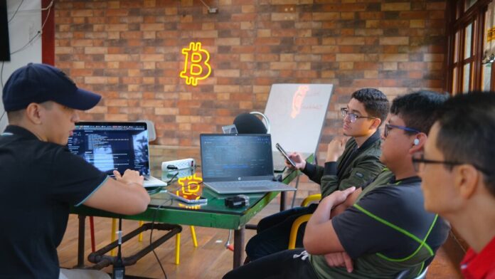El Salvador brilla en el ‘LeRobot Worldwide Hackathon’ gracias a su visión en Bitcoin