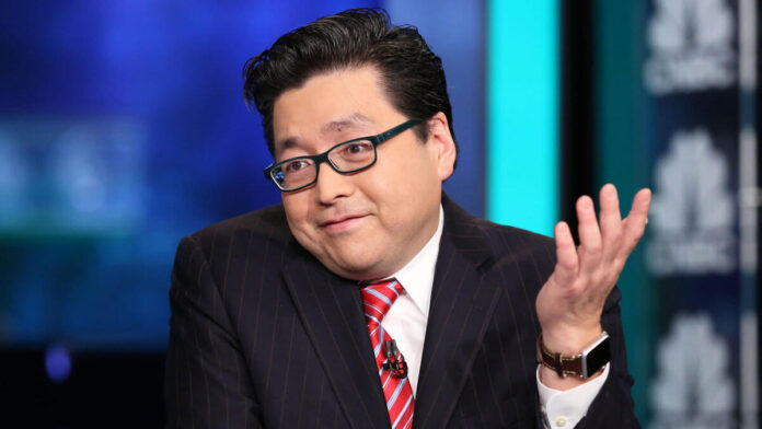 Tom Lee lanza su primer “moonshot”: BitMine respalda empresa que adoptará Worldcoin como reserva