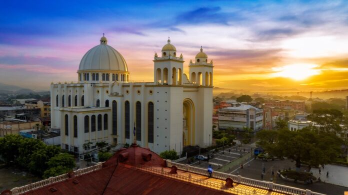 El Salvador ya gana casi 400 millones con su inversión en Bitcoin: así está su billetera hoy