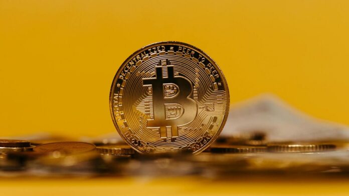 Bitcoin Ricardo Salinas defiende a Bitcoin como baluarte de libertad ante la caída del mercado