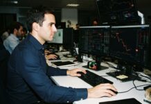 Instituciones mantienen sus cripto pese a caídas del 50 % Instituciones mantienen sus cripto pese a caídas del 50 % (imagen generada por IA)
