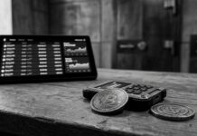 Bitcoin nativo en Aave V4: la propuesta de Babylon Labs Dispositivo de seguridad y moneda metálica sobre un mostrador de madera con luz natural (imagen generada por IA)