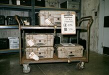 BlackRock solicita su tercer ETF de Bitcoin con cobertura Tres cajas de seguridad metálicas cerradas con candados sobre un carro de carga en una cámara (imagen generada por IA)