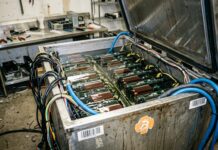 Proto y Sazmining facilitan minería Bitcoin por inmersión Tanque de refrigeración líquida con placas de minería sumergidas en un taller (imagen generada por IA)