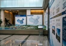 China fija 2030 para culminar su red nacional blockchain Espacio interior de un centro de planificación moderno en China con suelo pulido (imagen generada por IA)