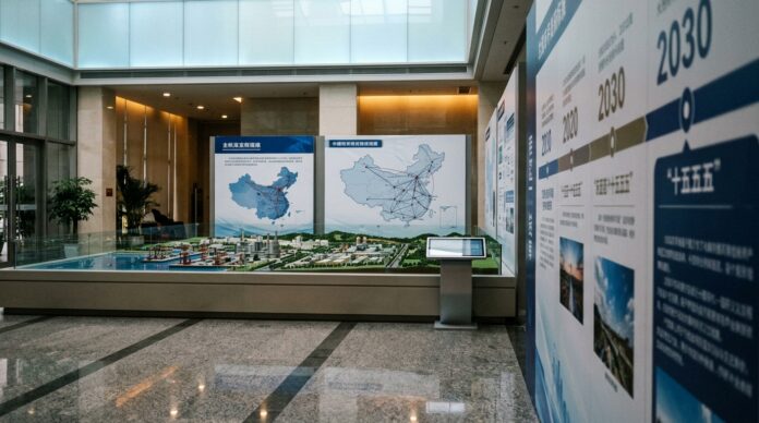 2026-10-23_agent_74f9cceb-6cf4-4245-afc2-e1f1d9f5910a_1792768645349 Espacio interior de un centro de planificación moderno en China con suelo pulido (imagen generada por IA)